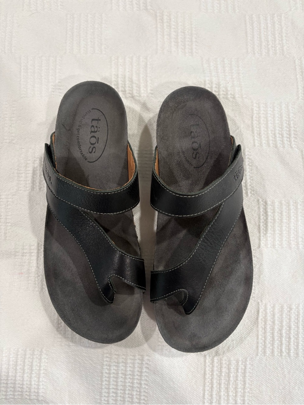 Taos Lola Black Leather Thong Sandals. Size 38 7-7.5